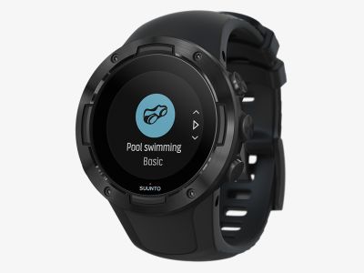 0000018550-ss050299000-suunto-5-g1-all-black-perspective-view-choosing-swimming-mode.png