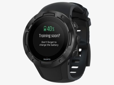 0000018552-ss050299000-suunto-5-g1-all-black-perspective-view-charge-reminder-in-the-watch.png