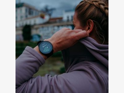 medium_6-suunto9peak-allblack-onwrist-2000px.jpg