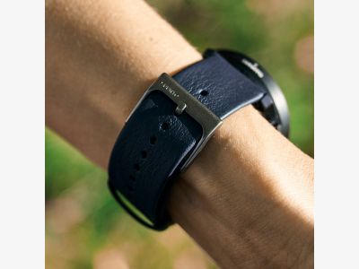 ss050703000-suunto-22mm-urban-6-leather-strap-granite-blue-on-wrist-01.jpg
