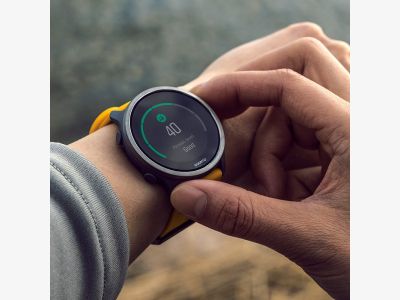 ss050731000-suunto-5-peak-ochre-on-wrist-01.jpg