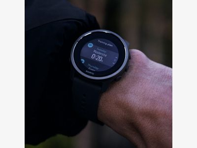 ss050729000-suunto-5-peak-dark-heather-on-wrist-01.jpg