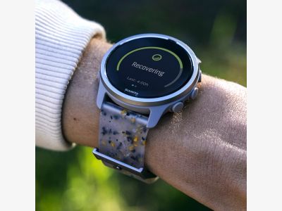 ss050736000-suunto-5-peak-ridge-sand-multicolor-on-wrist-02.jpg