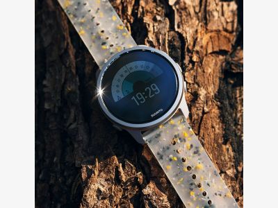 ss050736000-suunto-5-peak-ridge-sand-multicolor-on-wrist-01.jpg