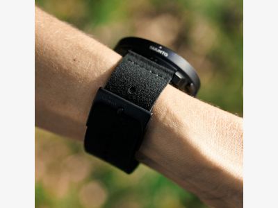 ss050692000suunto-22mm-urban-5-microfiber-strap-all-black-on-wrist-01.jpg