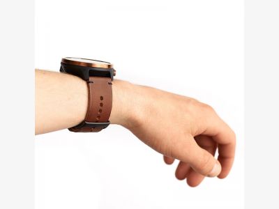 ss050377000-suunto-20mm-urban-2-leather-strap-brown-black-size-m-on-wrist-3.jpg