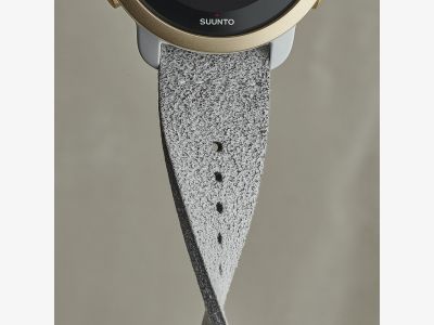 ss050616000-suunto-20mm-urban-4-microfiber-strap-grey-gold-s-on-wrist-05.jpg