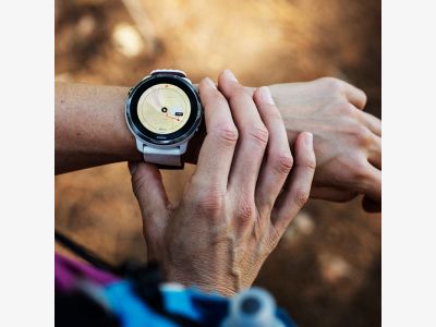 ss050380000-suunto-7-white-burgundy-on-wrist-02.jpg