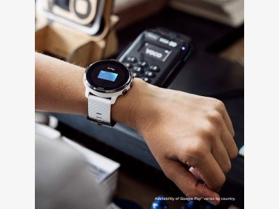 ss050380000-suunto-7-white-burgundy-on-wrist-disclaimer-02.jpg