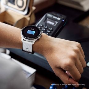 ss050380000-suunto-7-white-burgundy-on-wrist-disclaimer-02.jpg