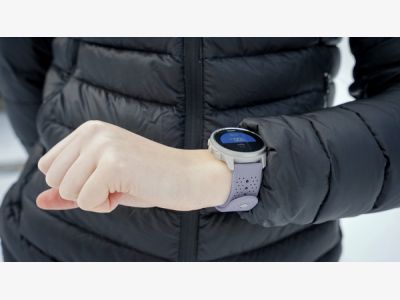 medium_Suunto5Peak_Mist+blue_on-wrist.jpg