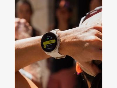 suunto-race-s-powder-pink-action-1-1280x1280px.jpg